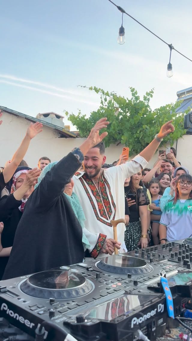 Kendisi bu meydandaki düğünlerde kısa pantolonumla koşuşturduğuma şahittir🥹🤍