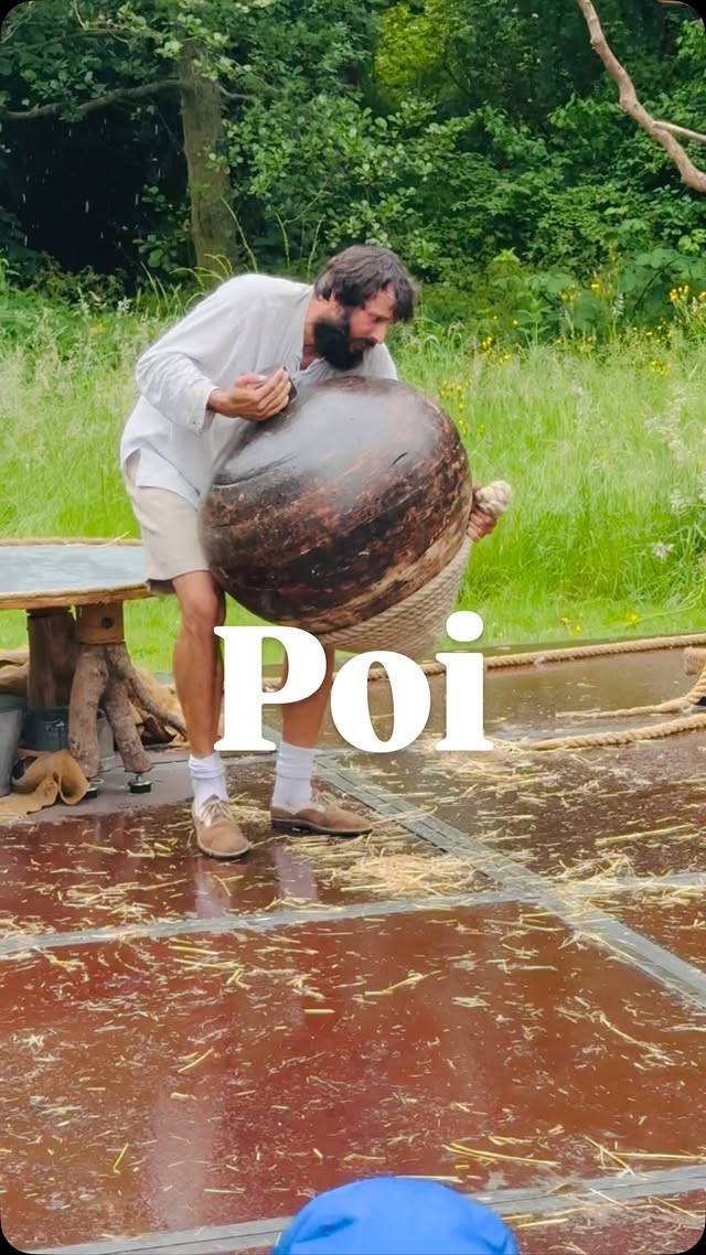 你在街頭看過這種震撼的表演嗎？👇 畫面中這位來自西班牙馬略卡島（Mallorca）的帥哥，可不是普通的街頭藝人，他是世界陀螺大賽冠軍 Guillem Vizcaíno！ 他把地中海的傳統童玩「巨型化」…