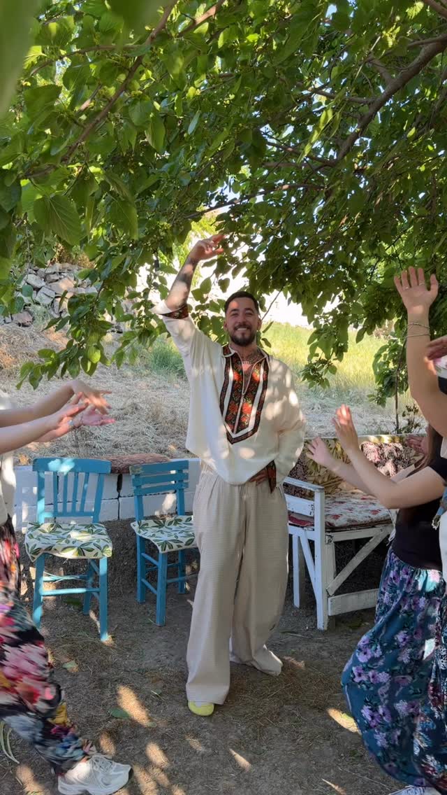 Bir o yana, bir bu yana Dancing in the village