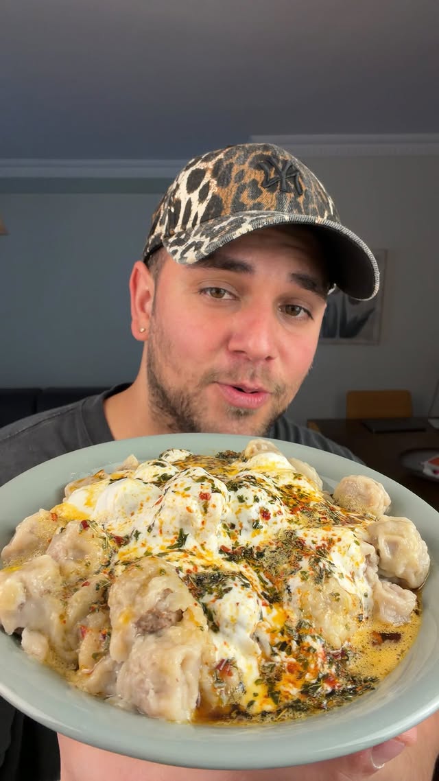 Hamursuz Pratik Mantı olmuş mu?? 👨‍🍳💯 Malzemeler; • 500 gr dana kıyma • 2 adet soğan (rendelenmiş, s…