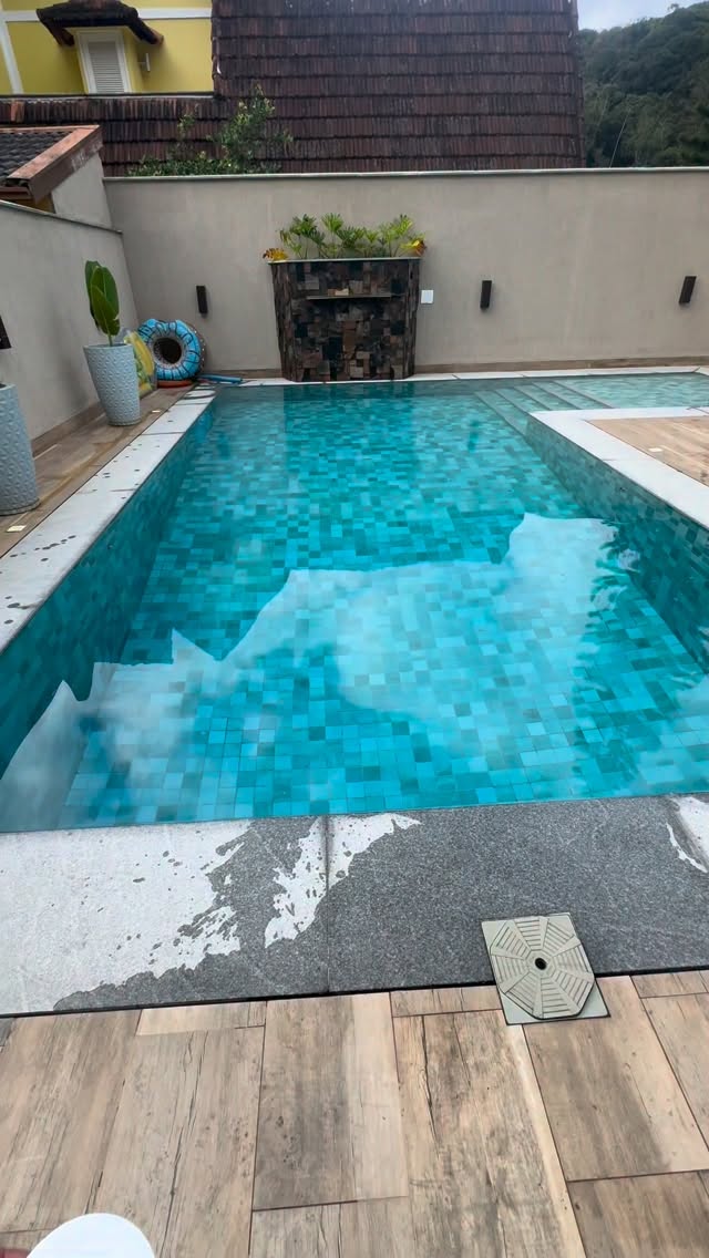 🚨 Onde você coloca a pastilha de cloro? ❌ No fundo da piscina? ❌ No skimmer? ❌ Na bomba? ✅ O jeito m…