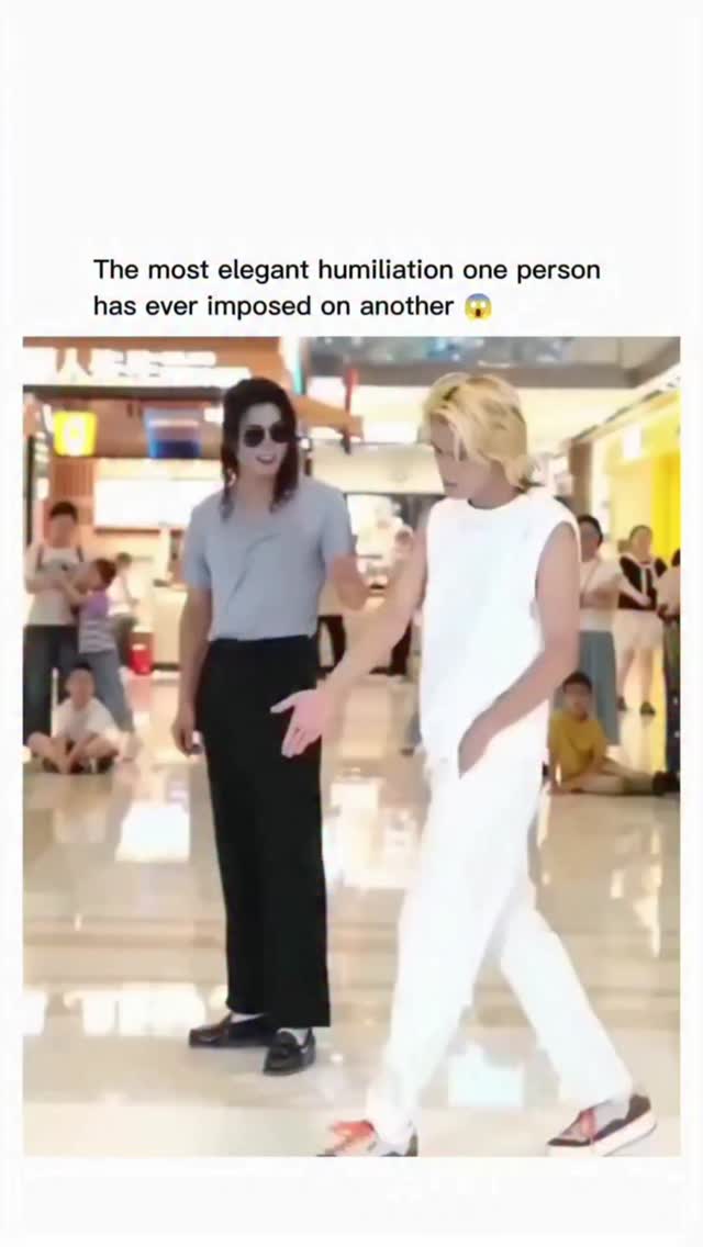 A video that has been making waves on social media shows the moment a young man tries to challenge a…