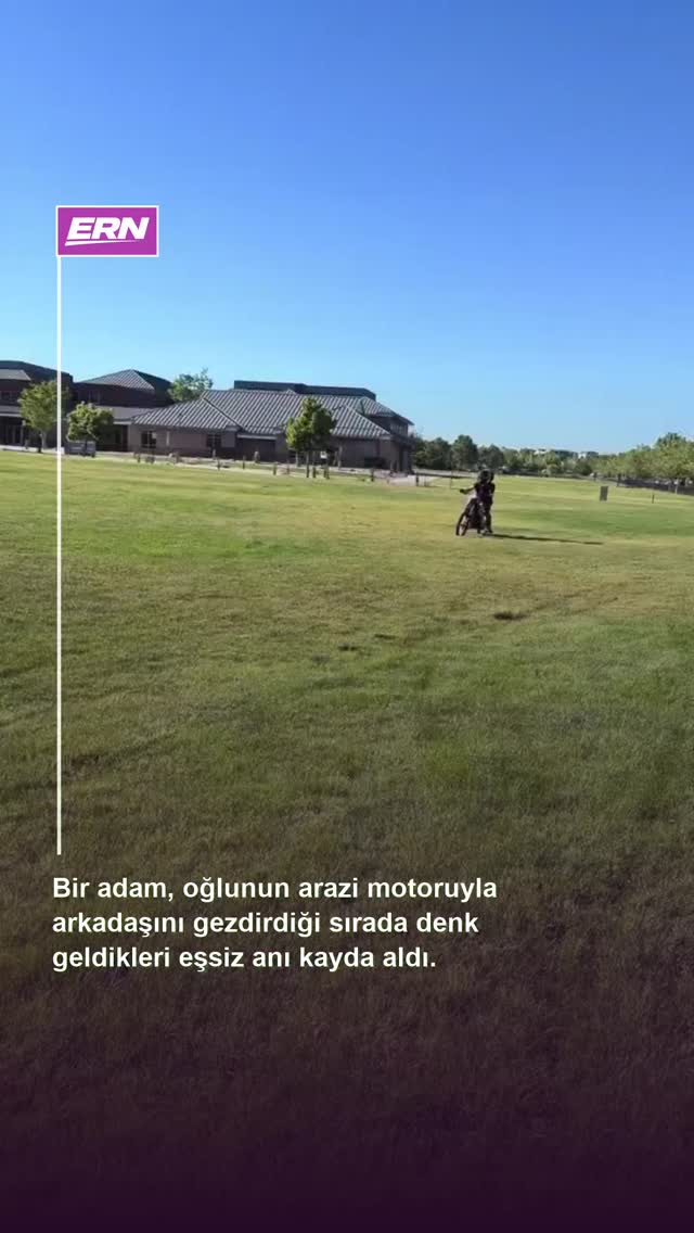 Bir adam, oğlunun arazi motoruyla arkadaşını gezdirdiği sırada denk geldikleri eşsiz anı kayda aldı.