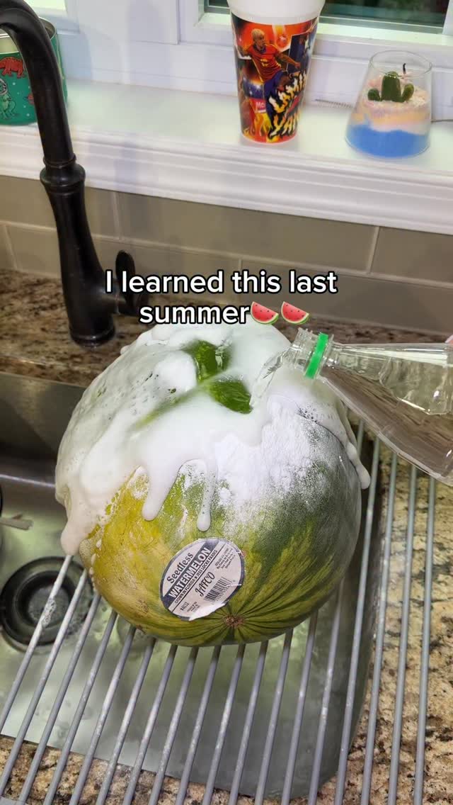 I always wash my fruits and berries before eating them🍉🍉 #lifehack #watermelon #dirty #useful #momha…