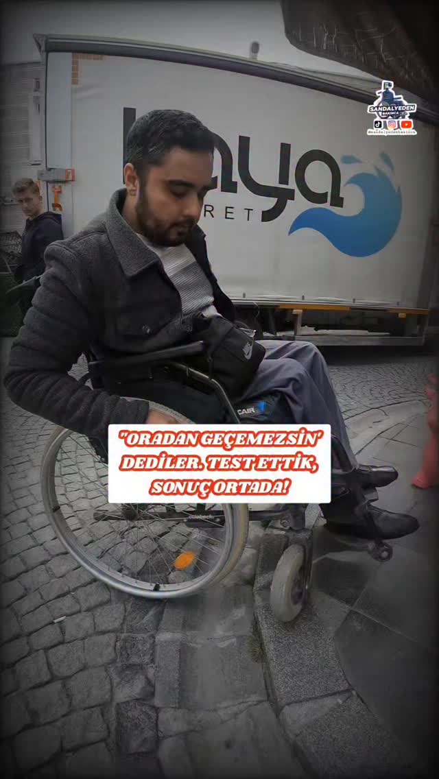 Kaldırımlar engel parkuru değil, herkes için güvenli geçiş yolu olmalı! 🚧 Su kanalları ve dik rampal…