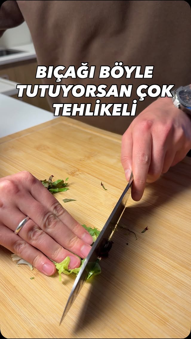 Bıçağı doğru tutmak sadece hız değil, güvenlik demek 🔪 İlk ikisi yanlış, sonuncusu doğru 👇 Doğru tut…