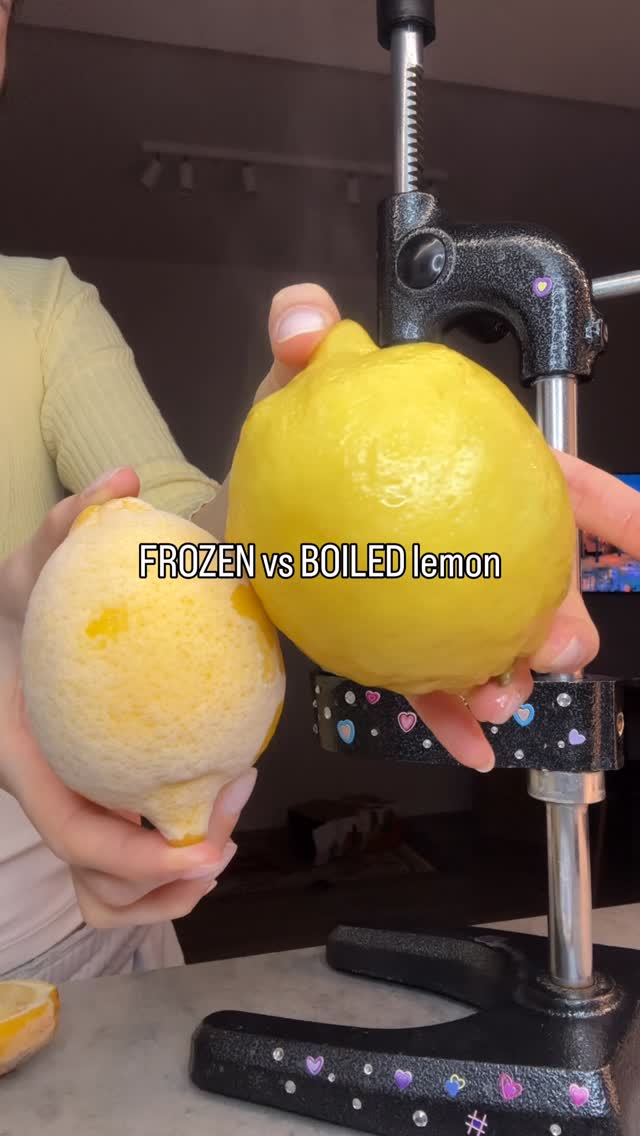 FROZEN vs BOILED lemon 🍋 Which one gives more juice? #juice #juicing #kitchengadgets #manualjuicer