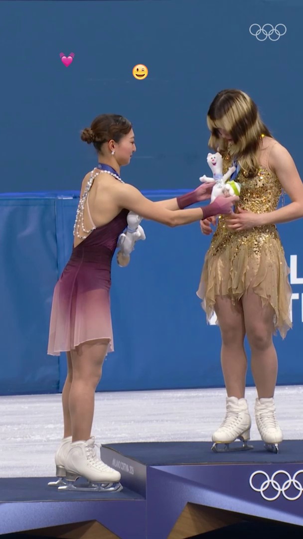女子シングルの表彰台で…😍💞 坂本花織選手がアリサ・リュウ選手にティナの固定方法を直伝✨ 3人揃ってティナを固定して表彰台に立ちました👏😉 #オリンピック | #ミラノコルティナ2026
