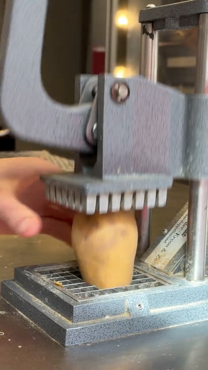 Smashing the potatoes into fries #asmr #frites #potatoes #amsterdam #sjiek
