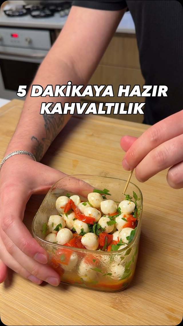 Kahvaltıya efsane dokunuş: peynir topları 🤩🔥 Yapımı sadece 5 dakika ama lezzeti olay! Malzemeler (mi…