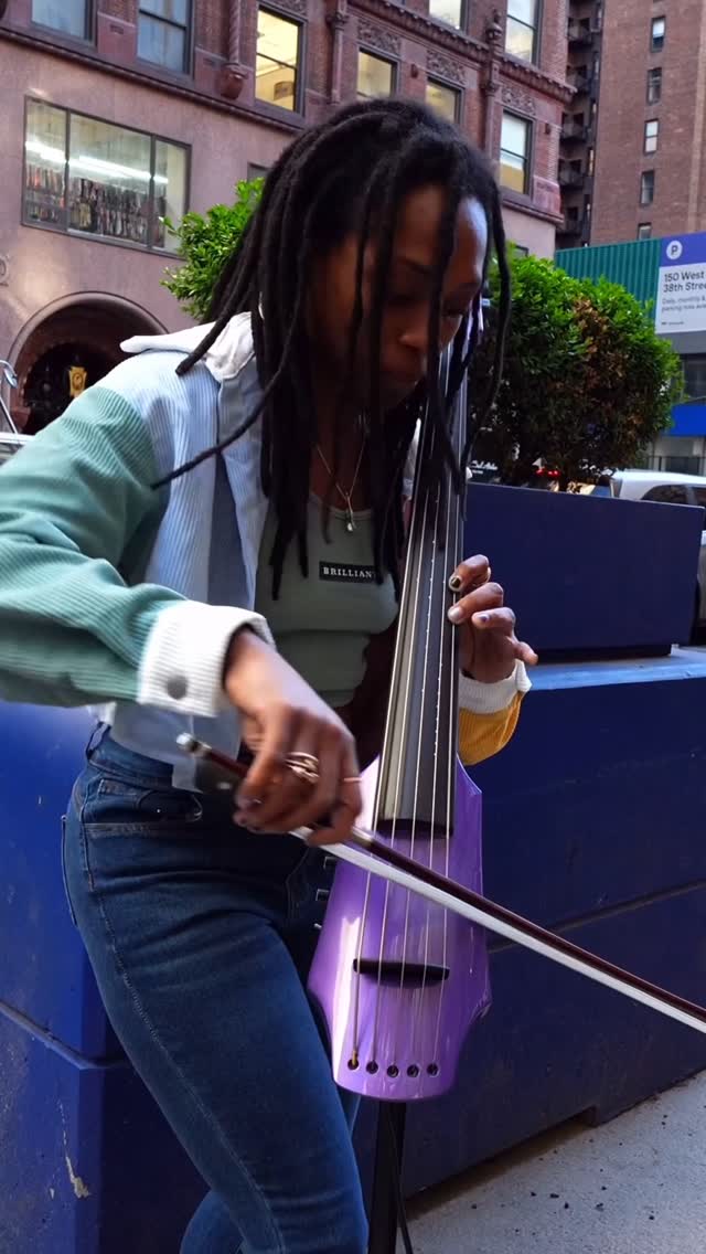 In 3 years jamming outside I’ve never encountered a cellist before, let alone an electric one.. this…