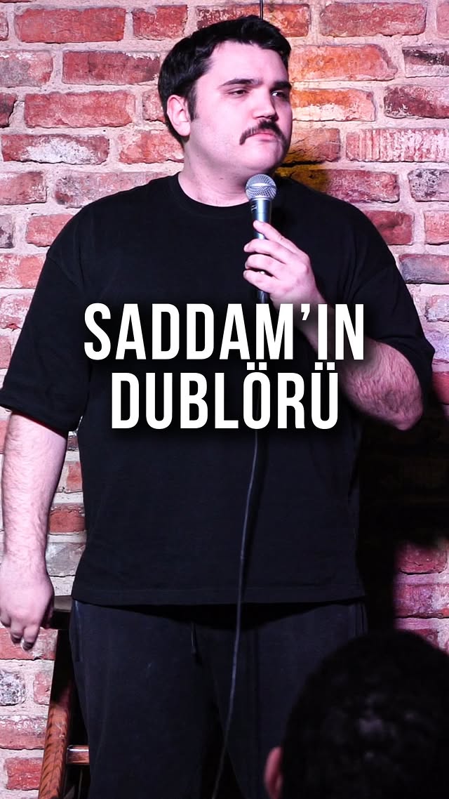 Saddam’ın Dublörü 🎤 Berk Türkmani Berk Türkmani, bizi, bize, bizle… Şaka şaka. Ama bir şeyler anlatı…