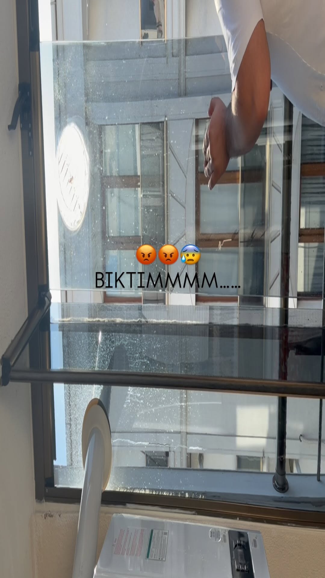 Bıktım gerçekten ki kaç gündür siz görüyorsunuz temizlikle uğraşıyorum o kadar uyarmama rağmen bısy …