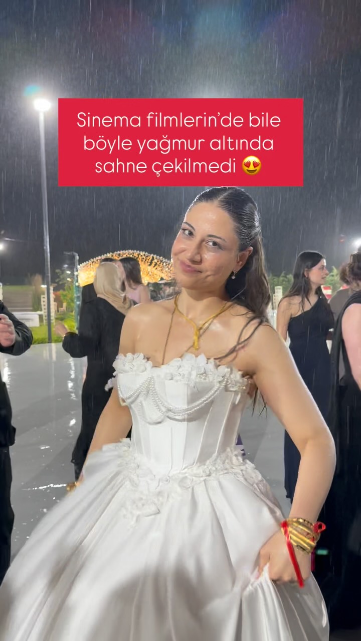 Sırılsıklam oldular yine de arkadaşlarını yalnız bırakmadılar ♥️ Çekimlerimiz hakkında bilgi ve ilet…