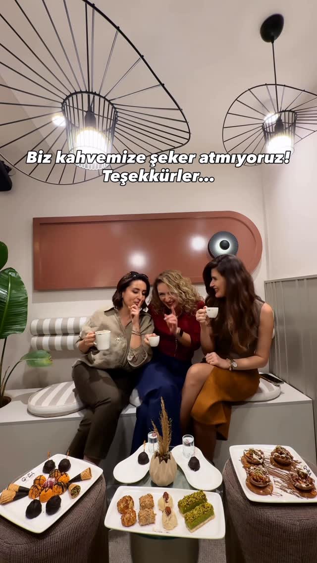〽️ Ben: şekersiz içiyorum 😌 Masa: kanka biz ne alaka 😂🍩🍰🍫 〽️ #kahve #kahvekeyfi #sekersiz #nosugar #…