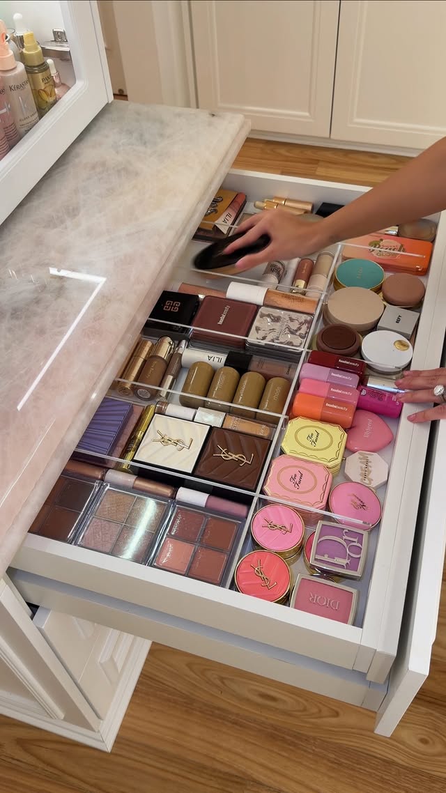 Organizando meu quarto de Make 🩷 quais produtos daqui você pegaria para você? 🙈💄