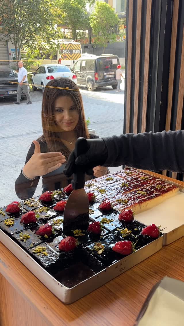 POV: Esenyurt’taki en iyi ıslak keki buldun 🍫🤎 Bir sonraki videomuzun bir parçası olmak ister misin?…