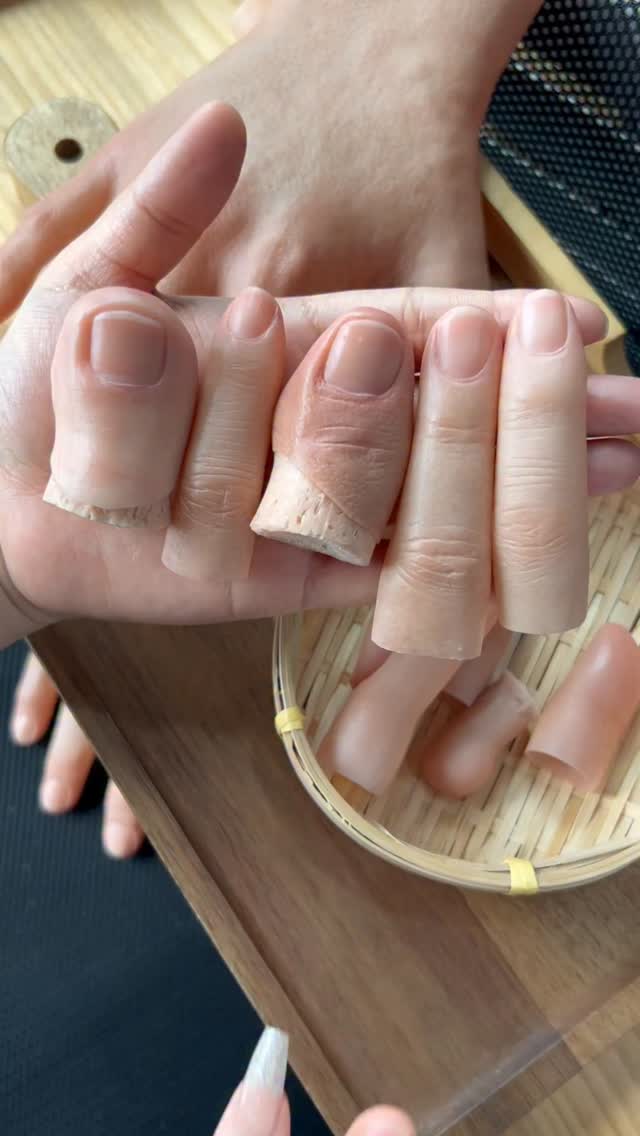 🔗 Link in bio Wait… that’s not a real finger? 😳👀 This silicone prosthetic finger looks so natural, m…