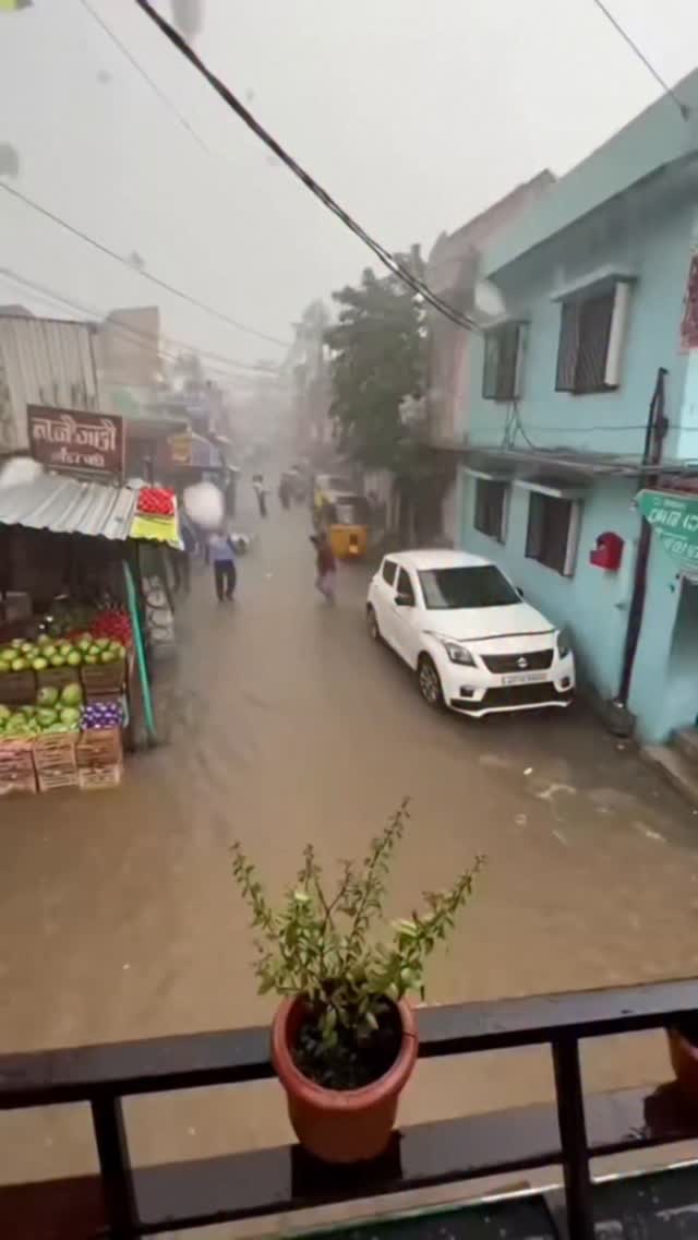 🚨🧊 Severe Hailstorm Event: Large Ice Stones Falling 😱⚠️ Strong thunderstorms can produce hailstones …