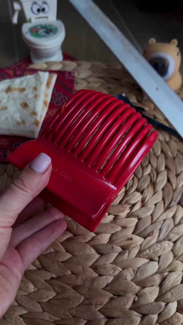 Perfect tomato slicer 🍅 #oddlysatisfying #foodasmr #kitchenhack #cutting