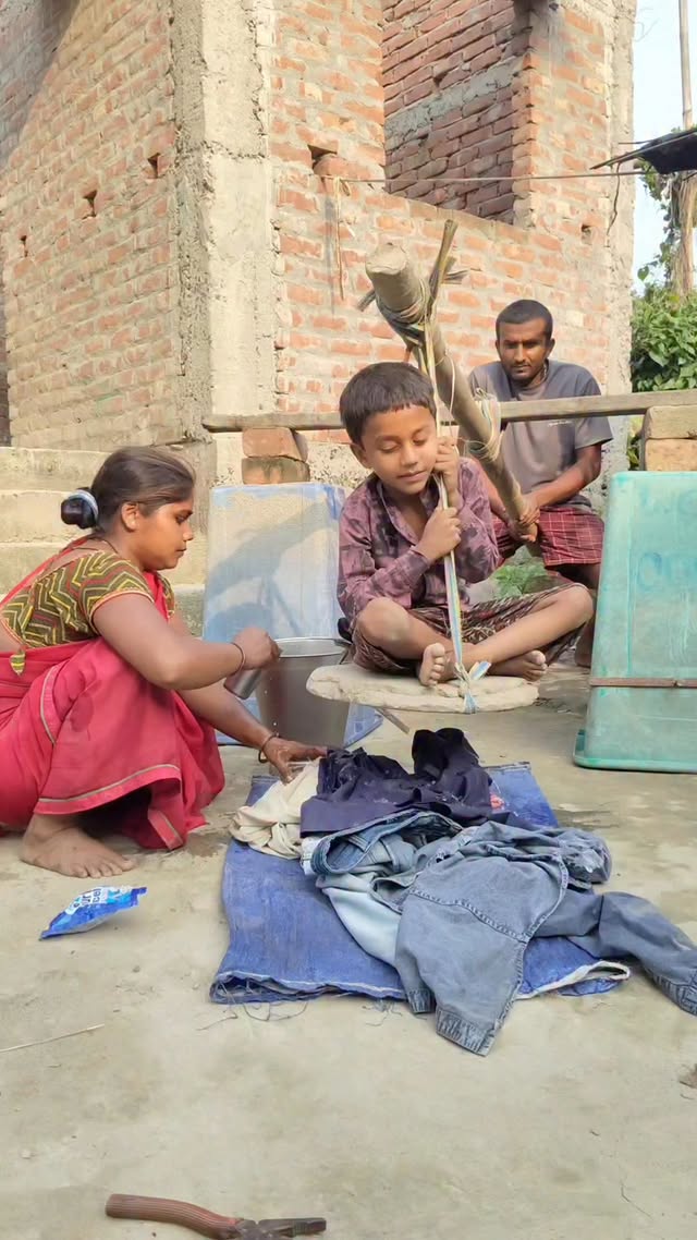 कपड़ा साफ करने में पत्नी का साथ परिवार का विकाश 😄 #trending #viral #shorts #villagelife #video