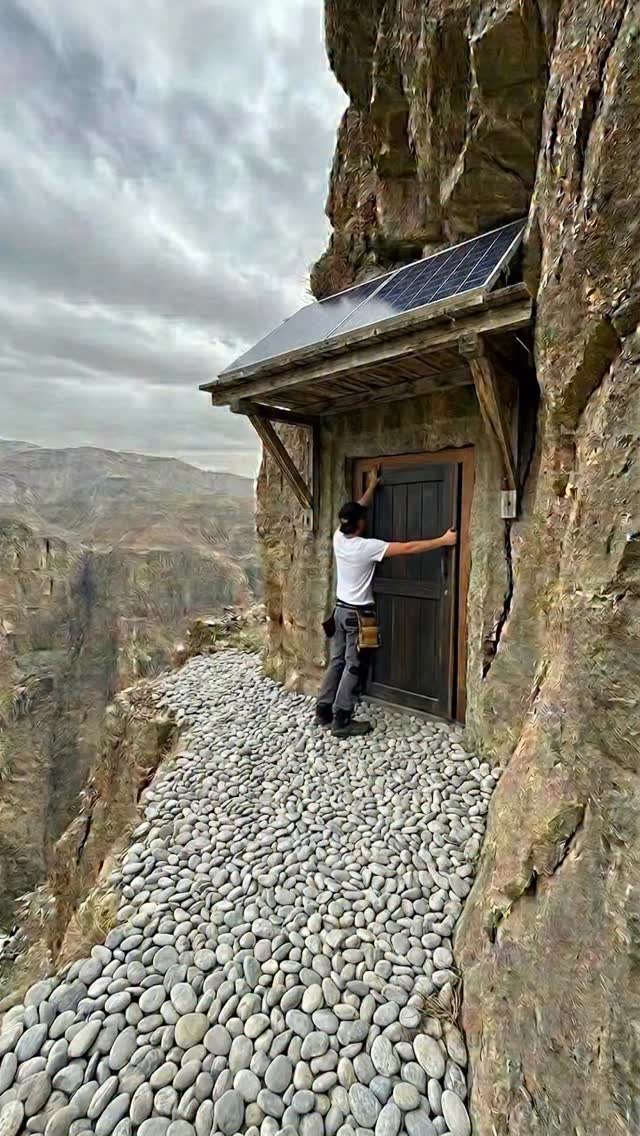 Transforming a Cliff Cave Into a Warm Bedroom #survival #bunker #woodenhouse #softhouse