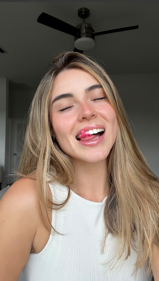 Madurar duele, pero saber que el dentista lo pagas TÚ duele más. 😭 Necesitaba usar hilo dental, comp…