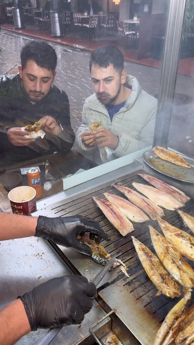 Uskumru bağımlısı müşteriler hergün buradan balık dürüm alıyor @marmarabalikdurum_ #food #reklam #as…