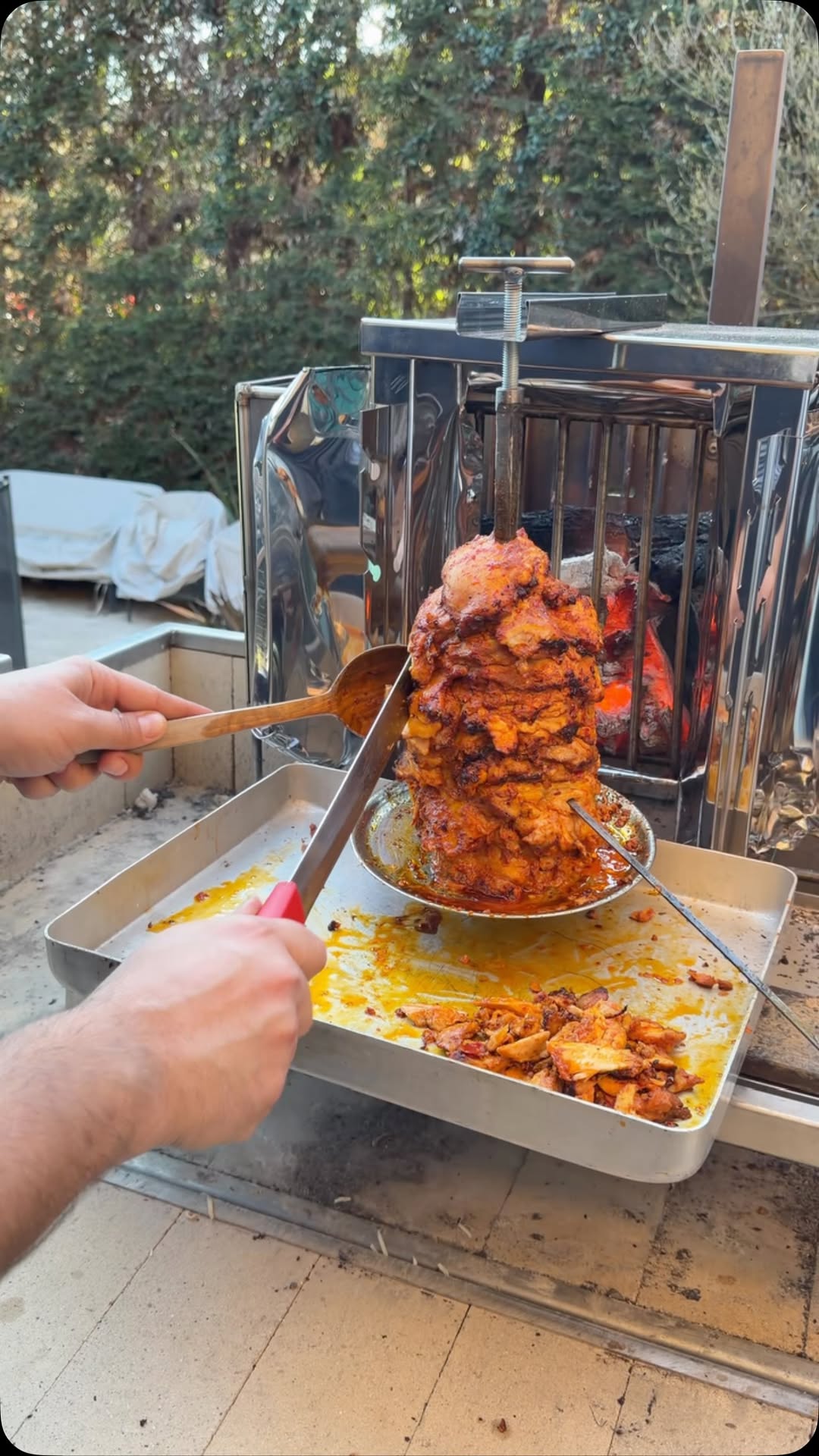 Tavuk Döner Tarifi: •4 kg tavuk (açık but) •1 adet rendelenmiş soğanın suyu •1 adet rondoda çekilmiş…