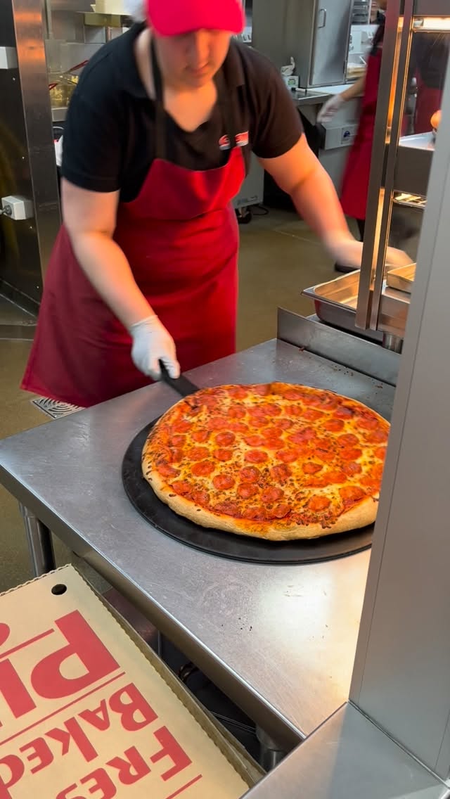How they cut the pizza at #costco #costcodoesitagain #costcofinds #sydney #wogboyeats
