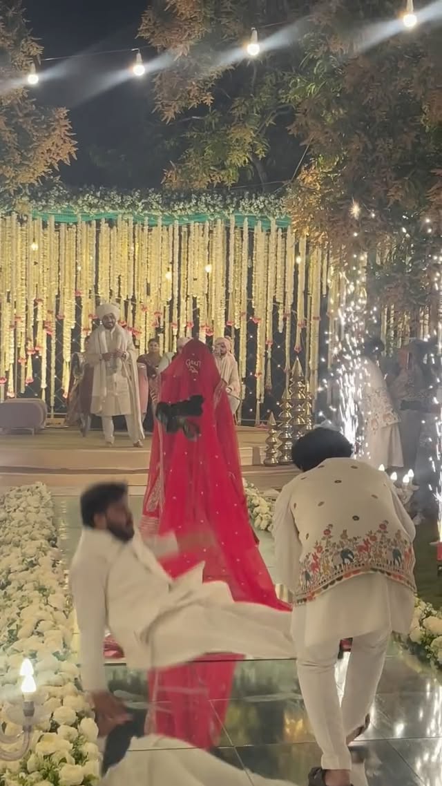 Her entry was smooth. Mine wasn’t. 🤣 “Karma karne gaya tha… kand ho gaya.”