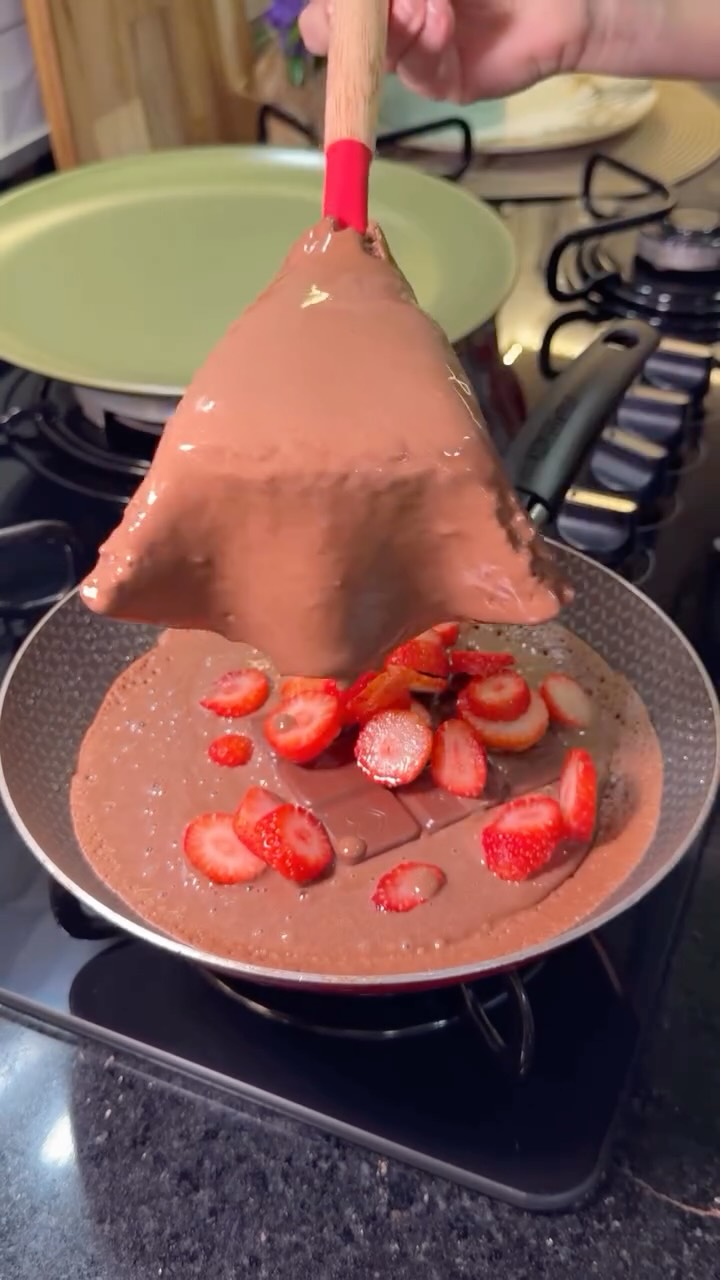 Panqueca americana de chocolate Ingredientes: 1 xícaras de trigo, 1 xícara de leite, 1 ovos, 1 colhe…