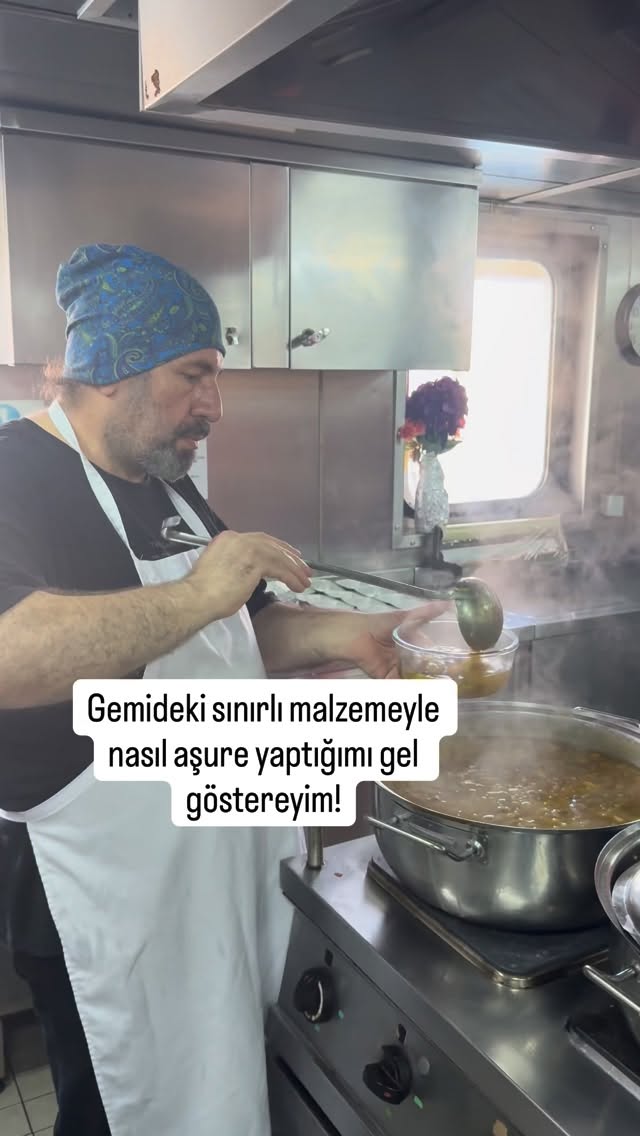 Bugün sana gemide yaptığım, hem buğdaylı hem pirinçli hem bulgurlu tam kıvamında bir aşure bırakıyor…