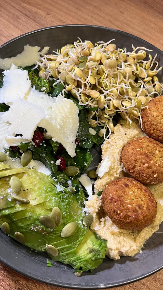 “THE SALATA” BE NE DİYİM BAŞKA✨✨ tabağın sol tarafı ; -ıspanak yaprakları -pancar sapı -tuz & karabi…