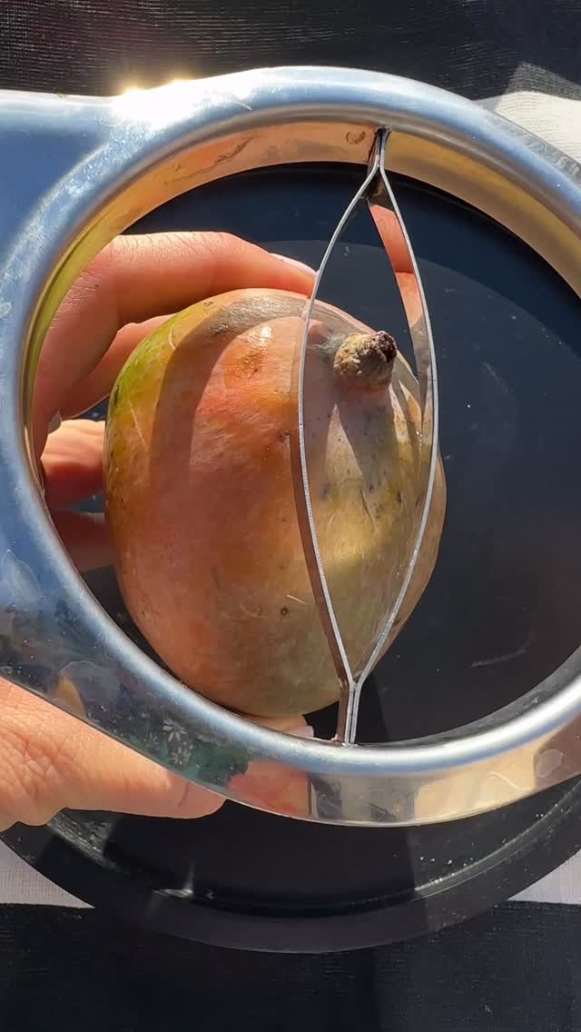 Best gadget for mango 🥭 #mango #asmr #oddlysatisfying #foodtok