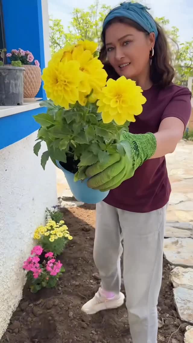 Çiçek ekiyoruuuuzzzz🌺 Hadi bakalım renklensin bahçeler 💐🌼