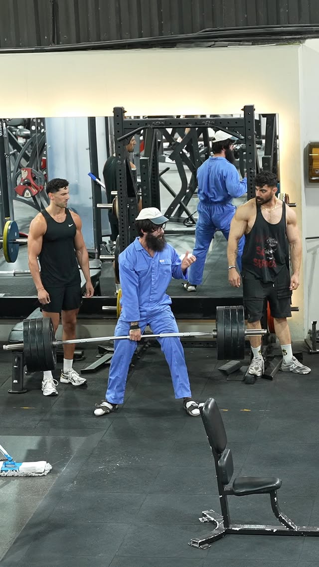 Why is it easier with one hand than with two? 🫣 #anatoly #gym #prank