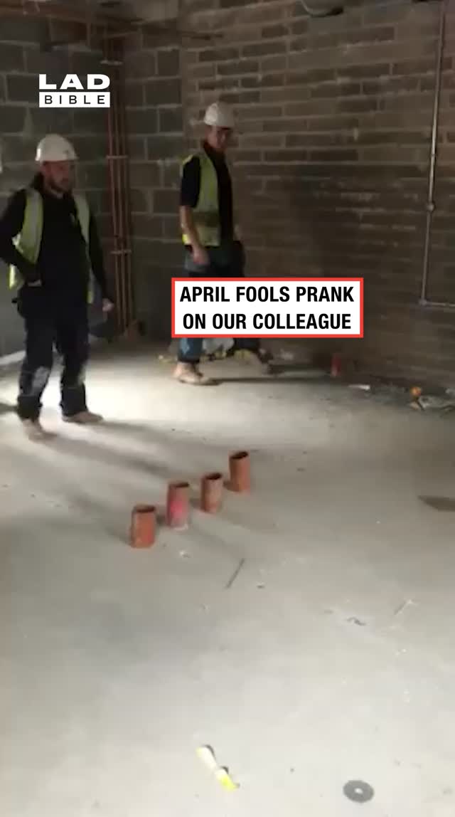 This will never get old 😂⁠ ⁠ 🎥: CONTENTbible)⁠ ⁠ #pranks #construction #ladbible