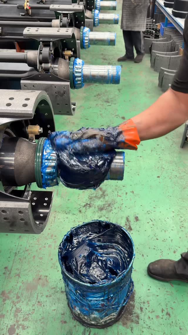 In our factory,workers are applying grease to the axles.#axle #trailer #axles #semitrailer
