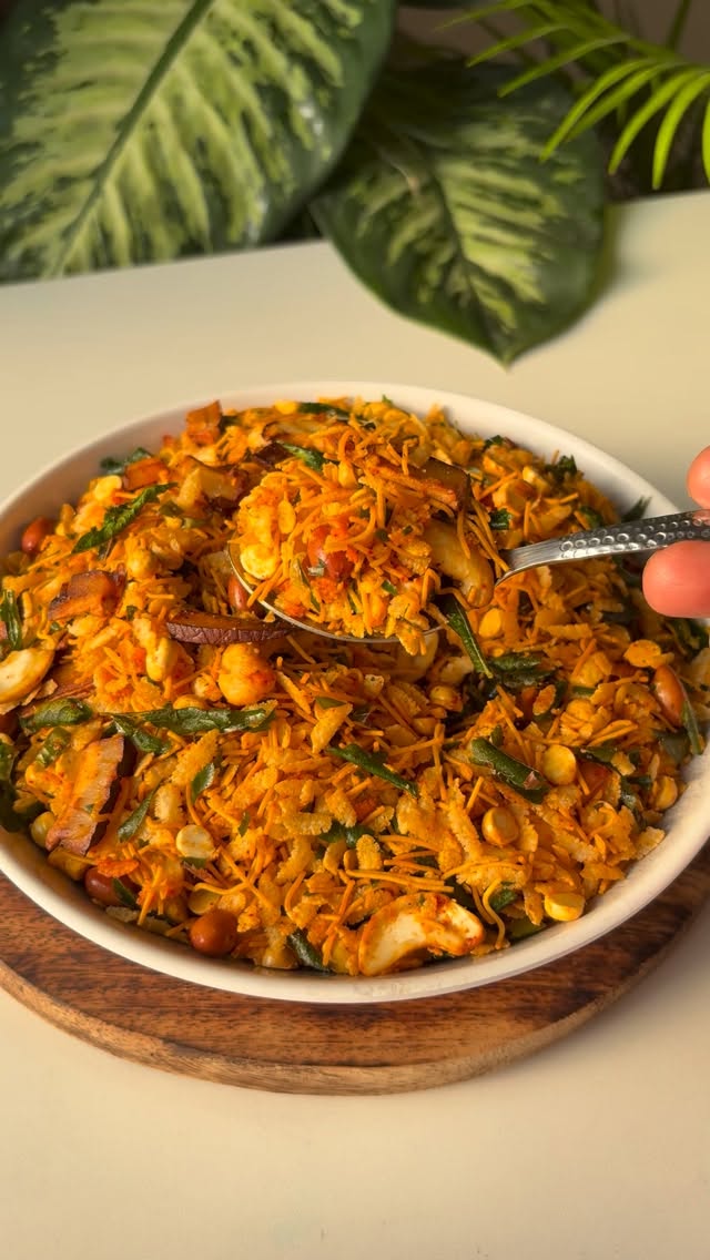 Quick snack that hits every craving 😋 Crispy, chatpata and instant poha bhel Here’s how I made them:…