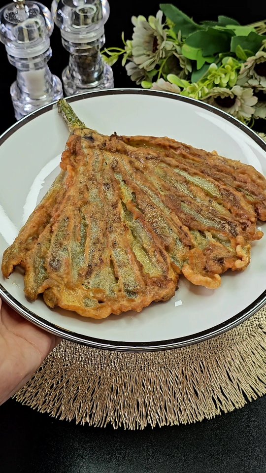 Не знаете, что приготовить из баклажанов? Рецепт Баклажаны 🍆 Соль по вкусу 🧂 Чёрный перец Острый пер…