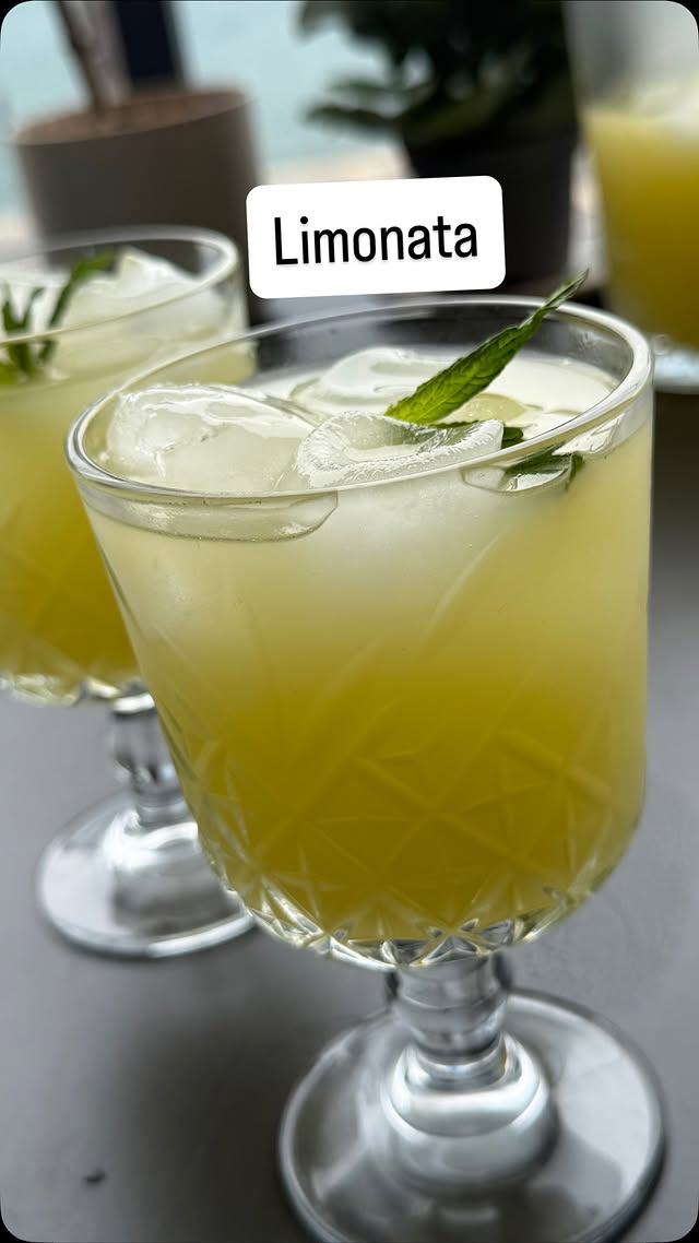 Limonata . 2 kg limon . 4 su bardağı toz şeker (700 gr) . 1,5 kg su ( 7 su bardağı) . 2 adet portaka…