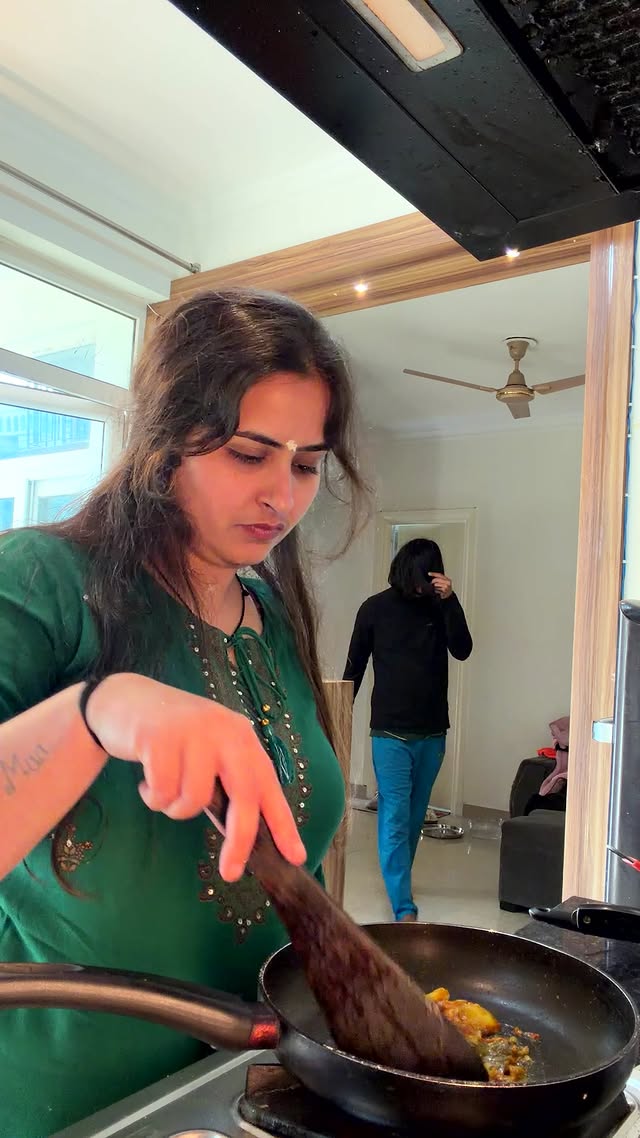 Garam hai ! Garam hai !😡😡 #fblifestylechallenge #reelitfeelit #comedyreels #funnyreels #couplegoals …