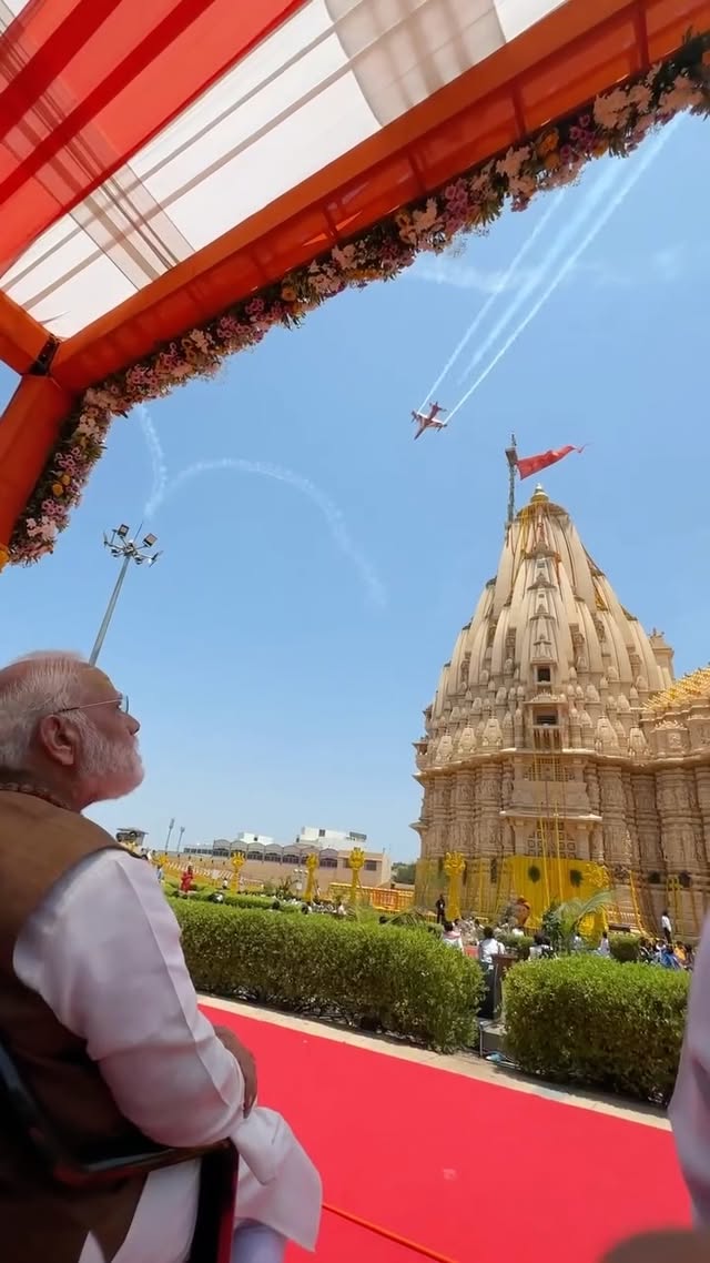 Suryakiran flypast over Somnath Temple... Isn’t it breathtaking? @suryakiran_iaf