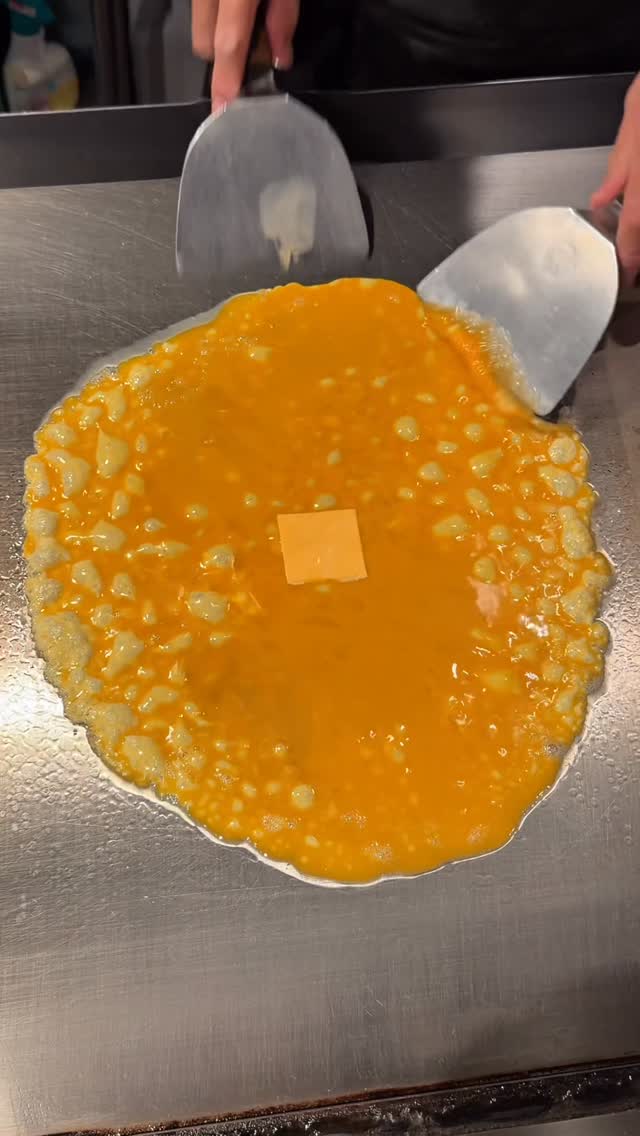 ハートが可愛い背徳チーズオムレツ🥚 東京で話題の【BY THE WAY】。 鉄板で一気に焼き上げる“ふわとろ系”オムレツが名物🍳 中には濃厚チーズがとろ〜り、さらに上から追いチーズまでかける贅沢仕様🤤…