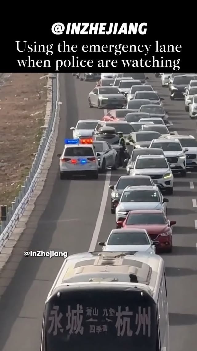 During the Spring Festival travel rush, several drivers attempted to bypass traffic by using the eme…