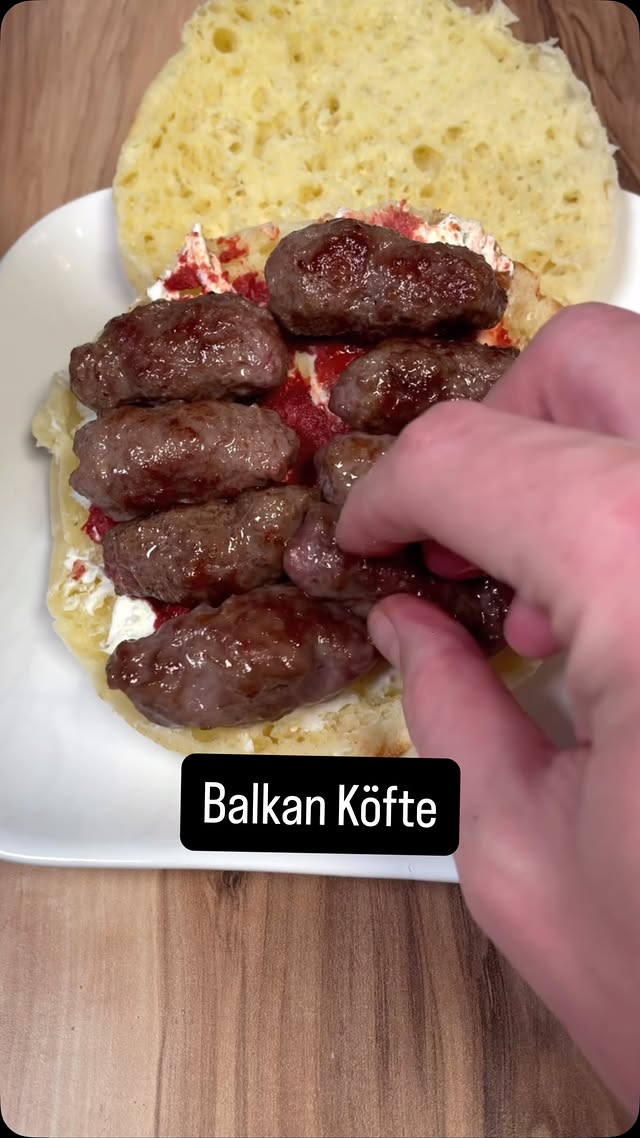 Balkan Köfte • 250 gram dana kaburga • 250 gram dana kol kıyma • 1 yemek kaşığı kaymak • 7 gram tuz …
