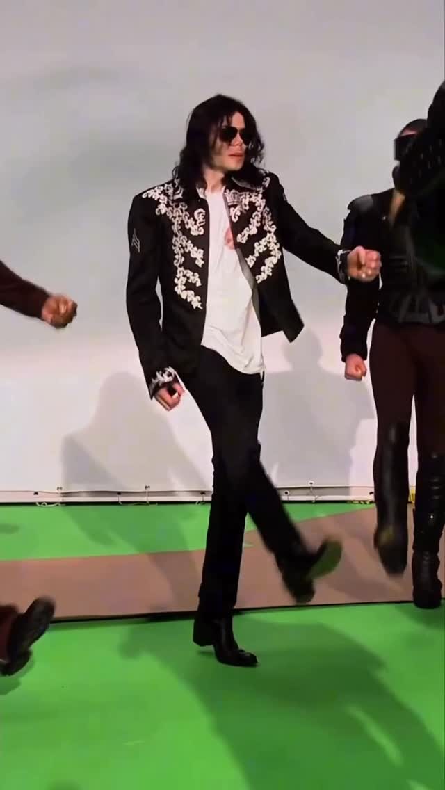 This Is It rehearsals capture Michael Jackson in an unusually raw, behind-the-scenes setting as he p…