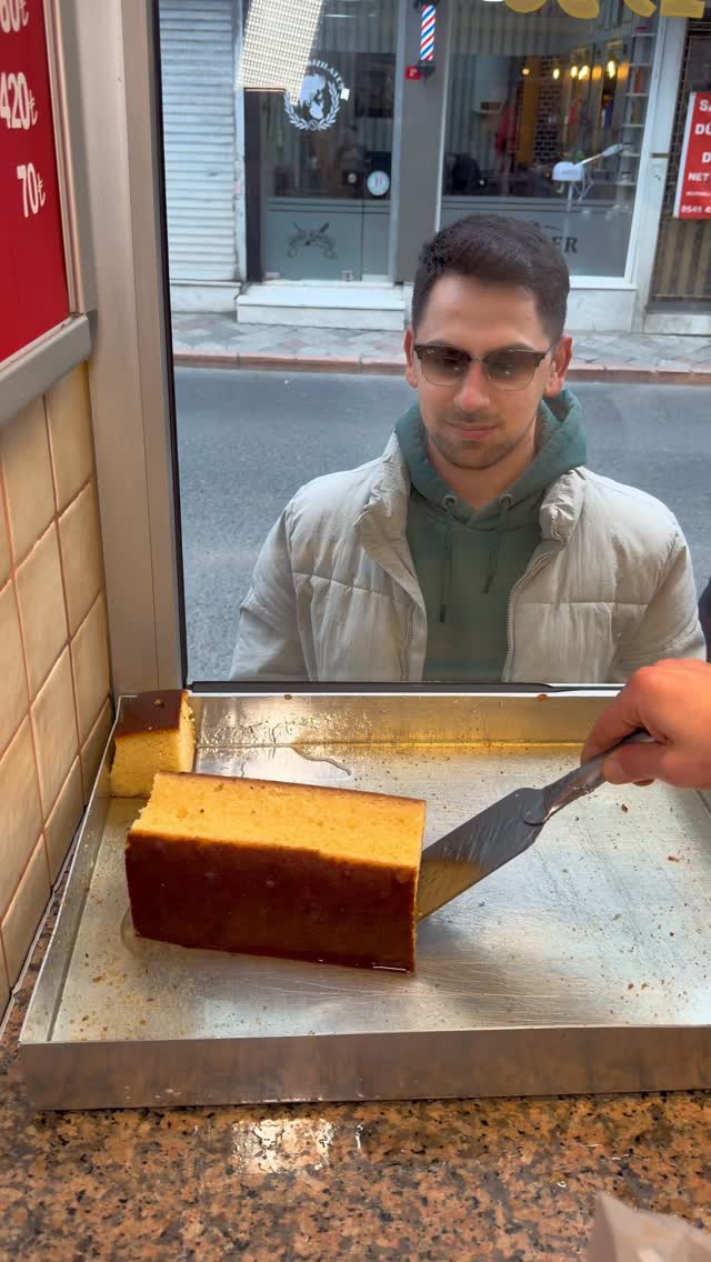 Fatih’in tatlı hafızasında ayrı bir yeri olan Parlar Pastanesi’nde yapılan revani, eski İstanbul pas…