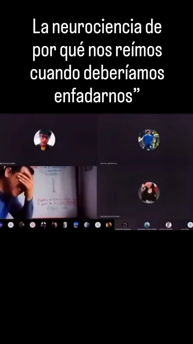 El profesor estaba dando una clase seria online… hasta que un estudiante, sin darse cuenta, quitó el…